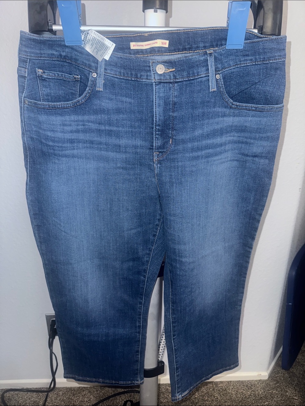 Levi's Women's Cropped Ankle Jeans in Mid Blue